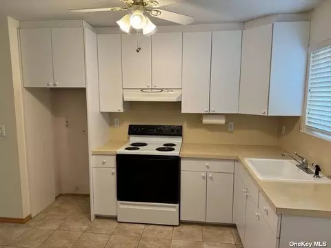 71 Town House Dr #71, Massapequa Park, NY 11762
