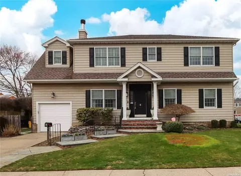 6 Haven Ln, Old Bethpage, NY 11804