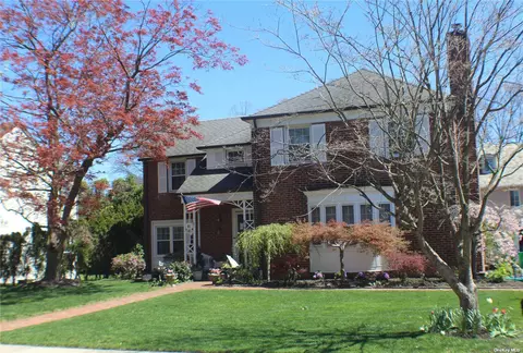 81 Wellington Rd, Garden City, NY 11530
