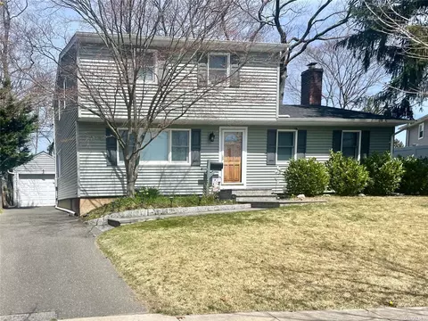 69 Allan Dr, East Norwich, NY 11732