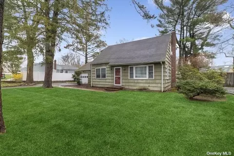 443 2nd Ave W, East Northport, NY 11731