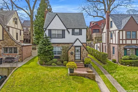 50-52 245th St, Douglaston, NY 11362