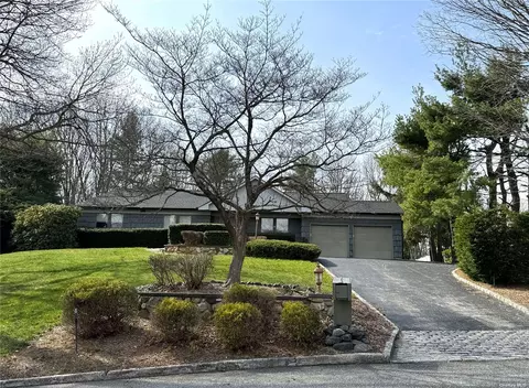 21 Stonehurst Ln, Dix Hills, NY 11746