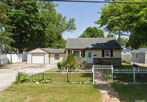 72 Saint Peters Dr, Brentwood, NY 11717