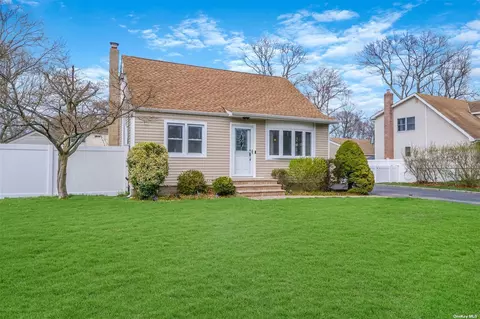 279 Seminole St, Ronkonkoma, NY 11779