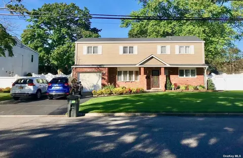 288 W 22nd St, Deer Park, NY 11729