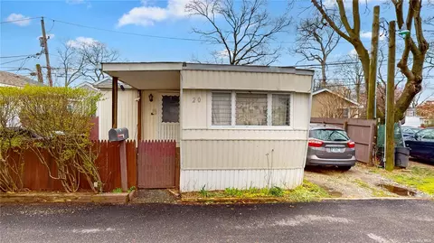 20 Cedar Ave, Bay Shore, NY 11706