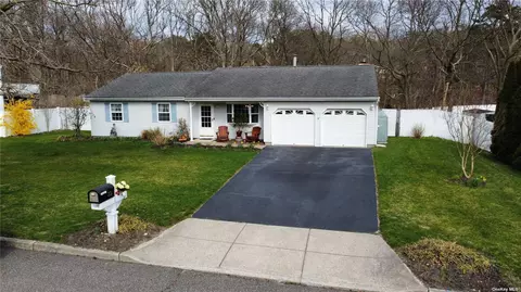 35 Roosevelt Ave, Selden, NY 11784