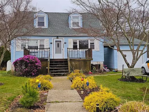 149 Meadowmere Ave, Mastic, NY 11950