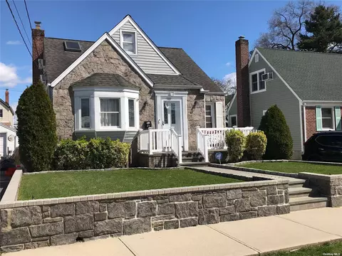 45 Ribbon St, Franklin Square, NY 11010