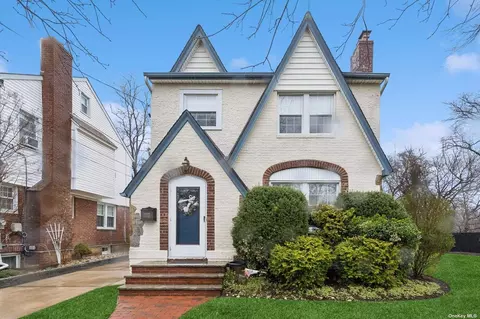45 E Cherry St, Floral Park, NY 11001