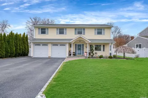 18 Ludlow Way, Oakdale, NY 11769