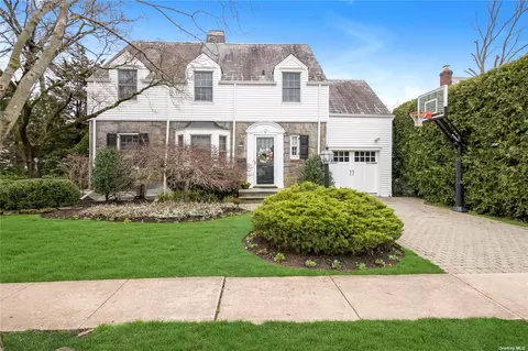 36 Salem Rd, Rockville Centre, NY 11570