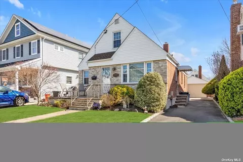 378 Andrews Rd, Mineola, NY 11501