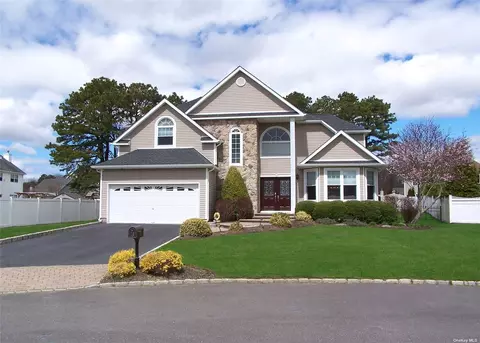 3 Gardenia, Holtsville, NY 11742