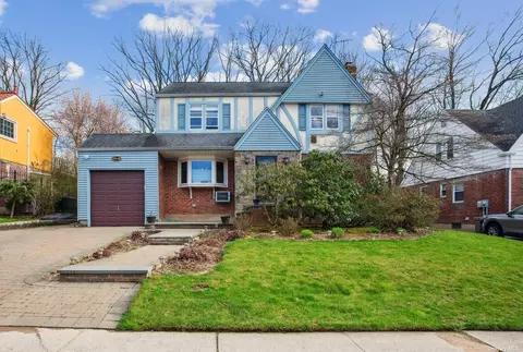220-66 77th Ave, Oakland Gardens, NY 11364