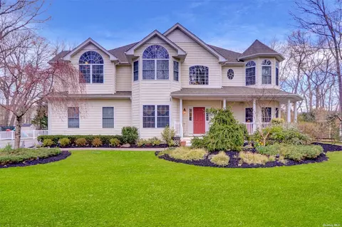 1 Sarah Anne Ct, Miller Place, NY 11764