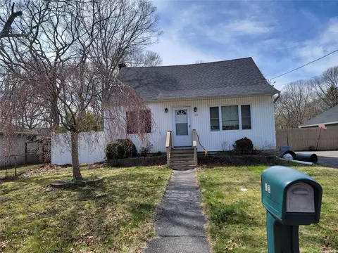 10 Claremont Dr, Mastic Beach, NY 11951