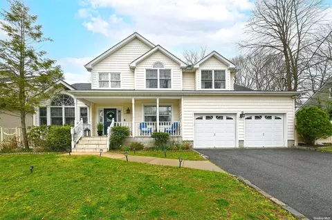 105 Woodhull Rd, Huntington, NY 11743