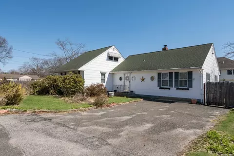 1379 Hiram Ave, Holbrook, NY 11741