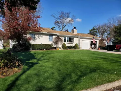 9 Dolphin Dr, Centereach, NY 11720