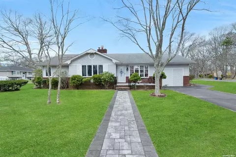 321 Jefferson Dr, Mastic Beach, NY 11951