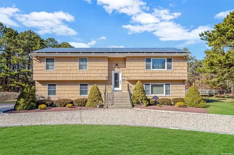 68 Halsey Manor Rd, Manorville, NY 11949