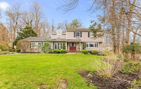 7 Whitney Ct, Smithtown, NY 11787