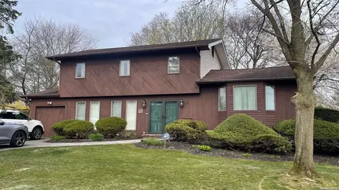 15 Hampshire Dr, Wheatley Heights, NY 11798