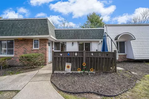 865 Golf Ln #865, Medford, NY 11763