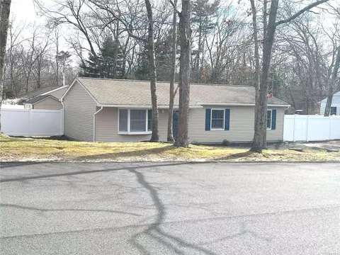 26 Northview Trl, Ridge, NY 11961