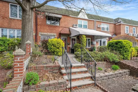 61-21 77th Pl, Middle Village, NY 11379