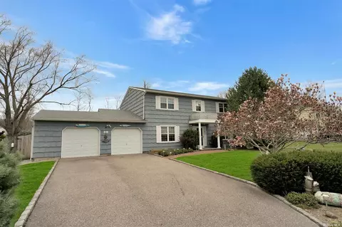 11 Yorkshire Dr, Wheatley Heights, NY 11798