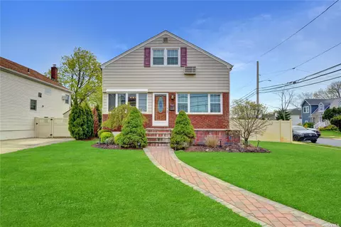 28 Waukena Ave, Oceanside, NY 11572