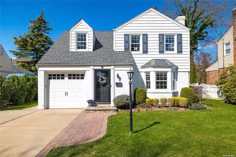 23 Columbia Rd, Rockville Centre, NY 11570