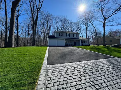9 Dogwood Hollow Ln, Miller Place, NY 11764