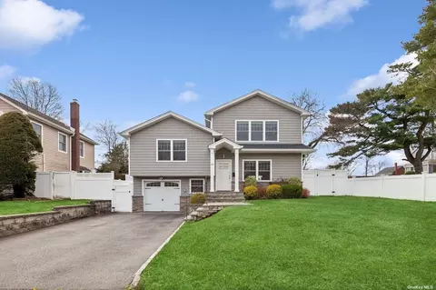 93 Central Park Rd W, Plainview, NY 11803