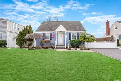 1542 Sidney Pl, East Meadow, NY 11554