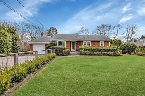 8 Lovell Rd, Hampton Bays, NY 11946