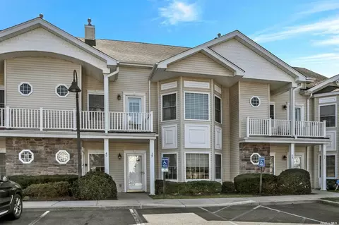 39 Autumn Dr #39, Plainview, NY 11803