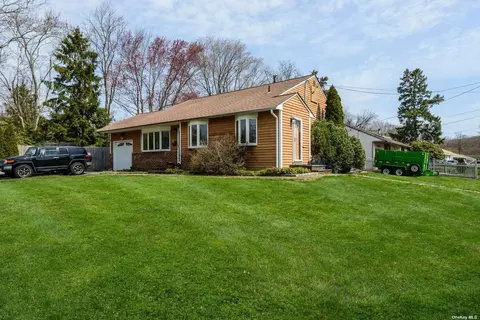 2 Piper St, Northport, NY 11768