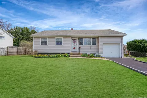 62 Tellar Dr, Islip Terrace, NY 11752
