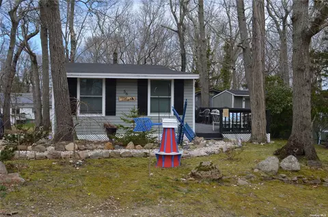 56 22nd St, Wading River, NY 11792