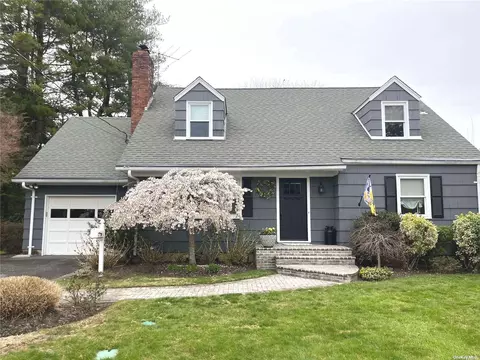 61 Nursery St, Locust Valley, NY 11560