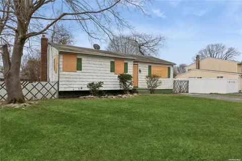 54 Centerwood St, West Babylon, NY 11704