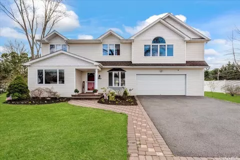 3 Mehan Ln, Dix Hills, NY 11746