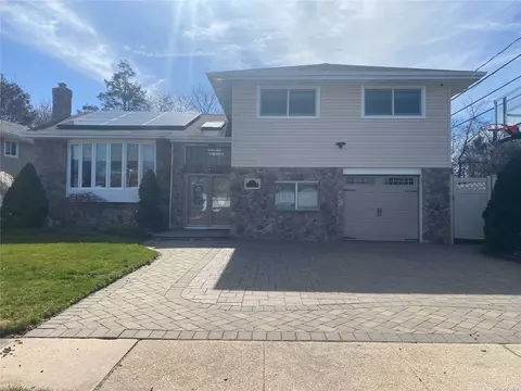 9 Wood Ln, Plainview, NY 11803