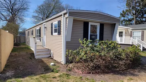 2 Yellow Daisy Ln, Bohemia, NY 11716