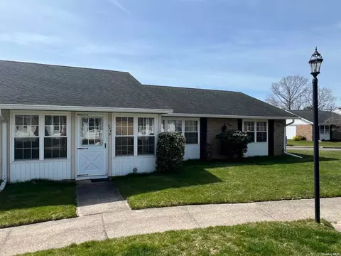 272 Berwick Ct # B, Ridge, NY 11961