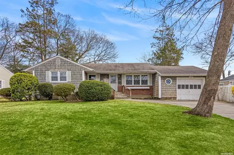 7 Drake Rd, Centereach, NY 11720